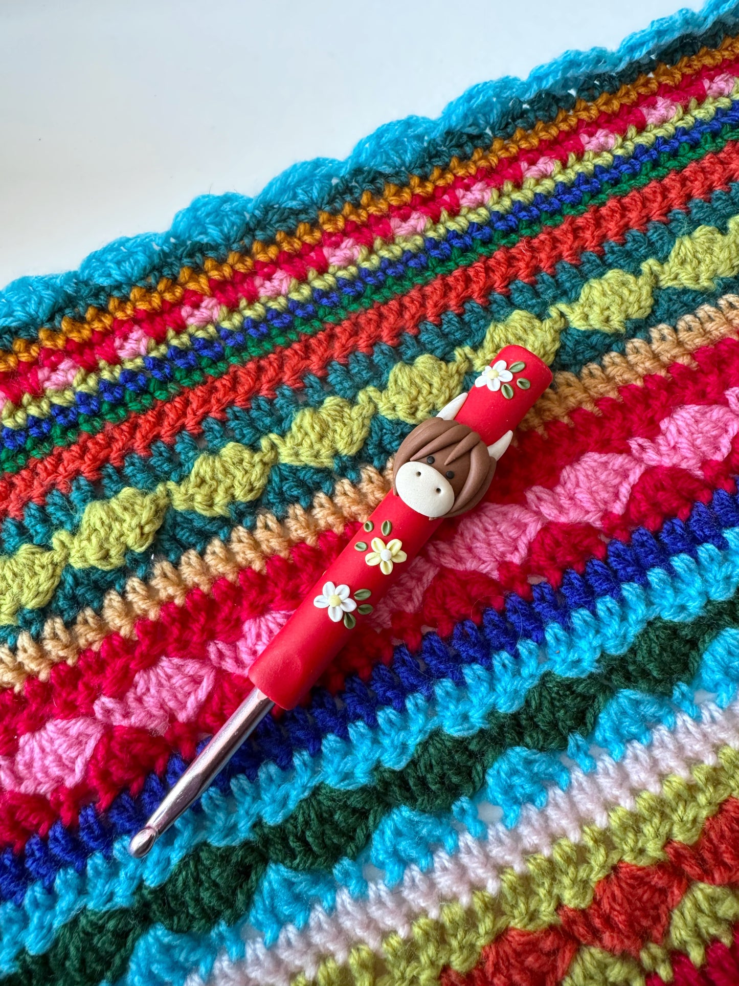 Rainbow Highland Cow Crochet Hook, Animal Polymer Clay Crochet Hook