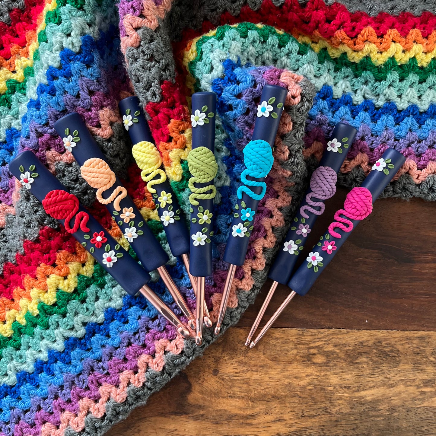 Set of 7 rainbow yarn ball crochet hooks, crochet hook set, polymer clay ergonomic crochet hooks