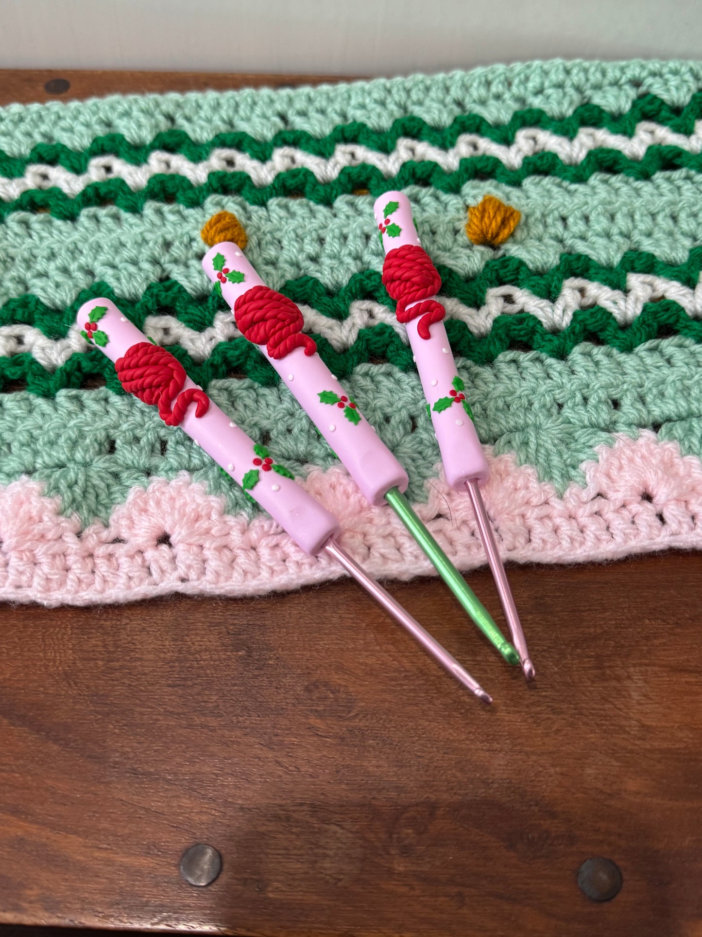 Festive Yarn Ball Crochet Hook, Holly Berries Ergonomic Christmas Crochet hook