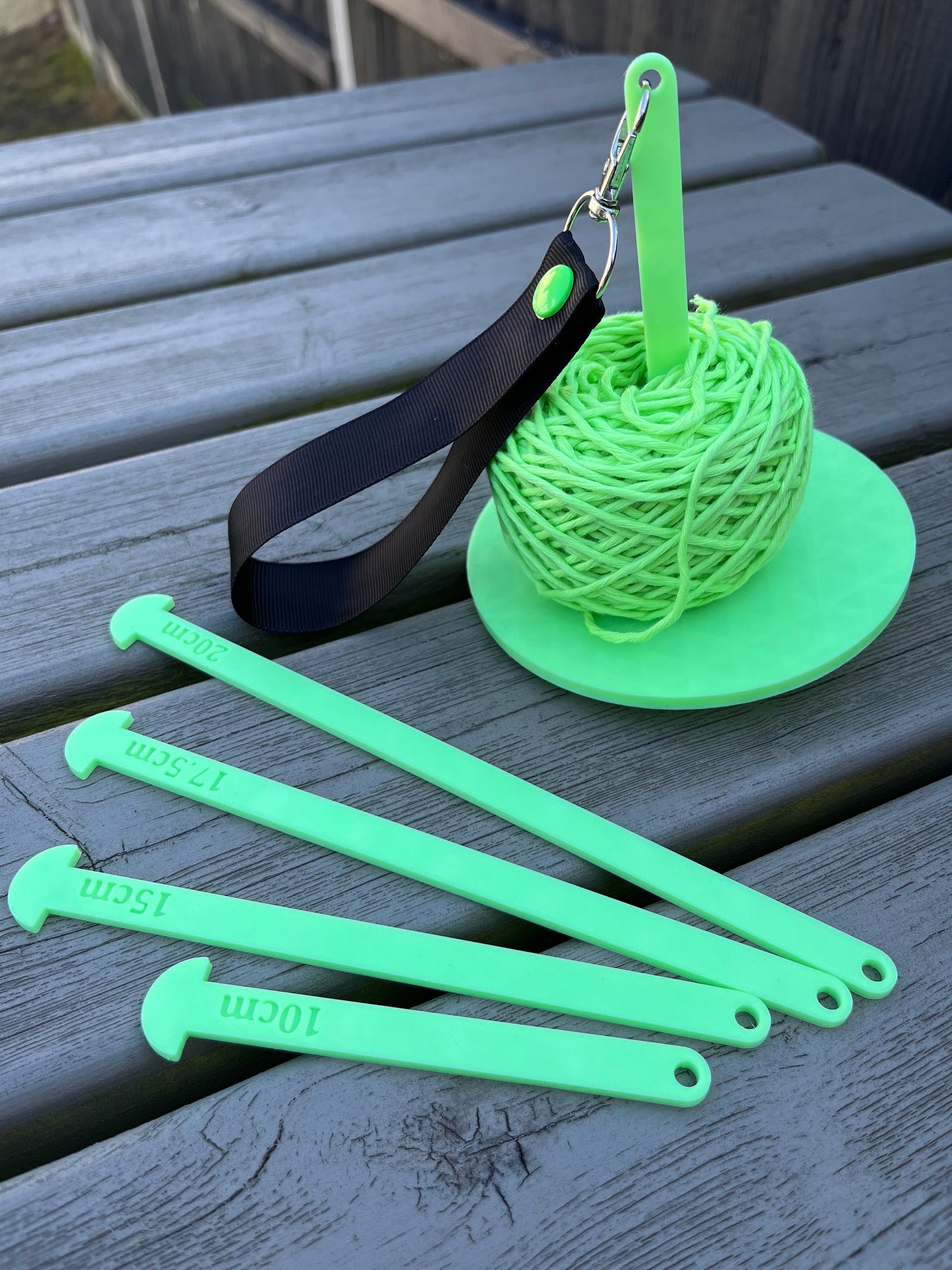 Glow in the Dark Portable Yarn Holder, 3D Printed Easy Assembly Yarn Holder For Crochet On The Go