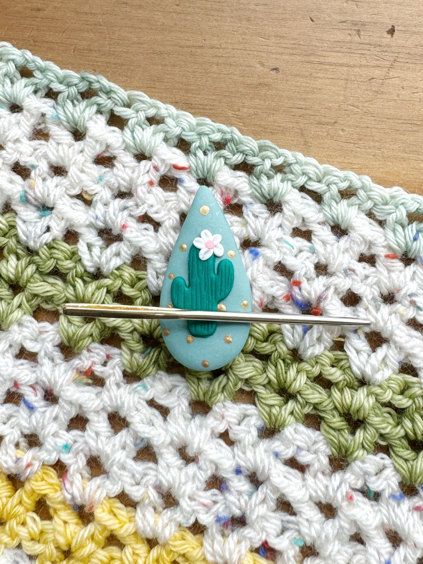 Cactus teardrop magnetic needle minder
