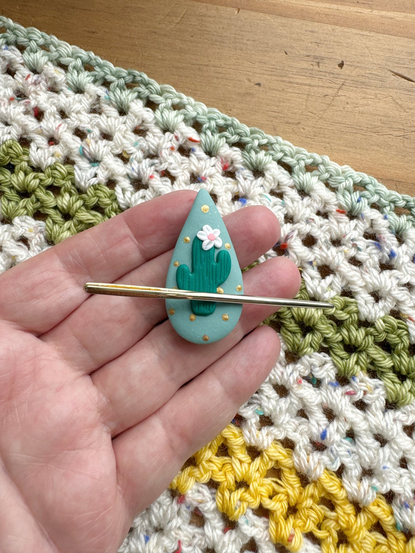 Cactus teardrop magnetic needle minder