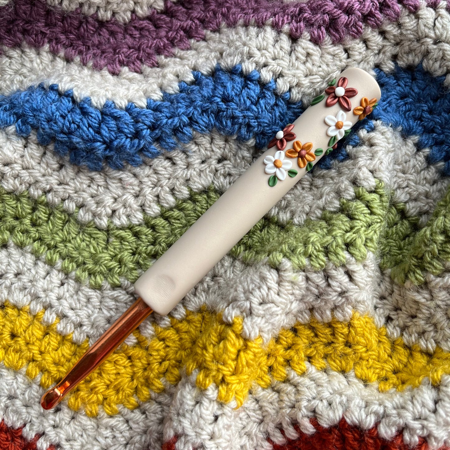 Autumn flower appliqué crochet hook, handmade flower polymer clay crochet hook