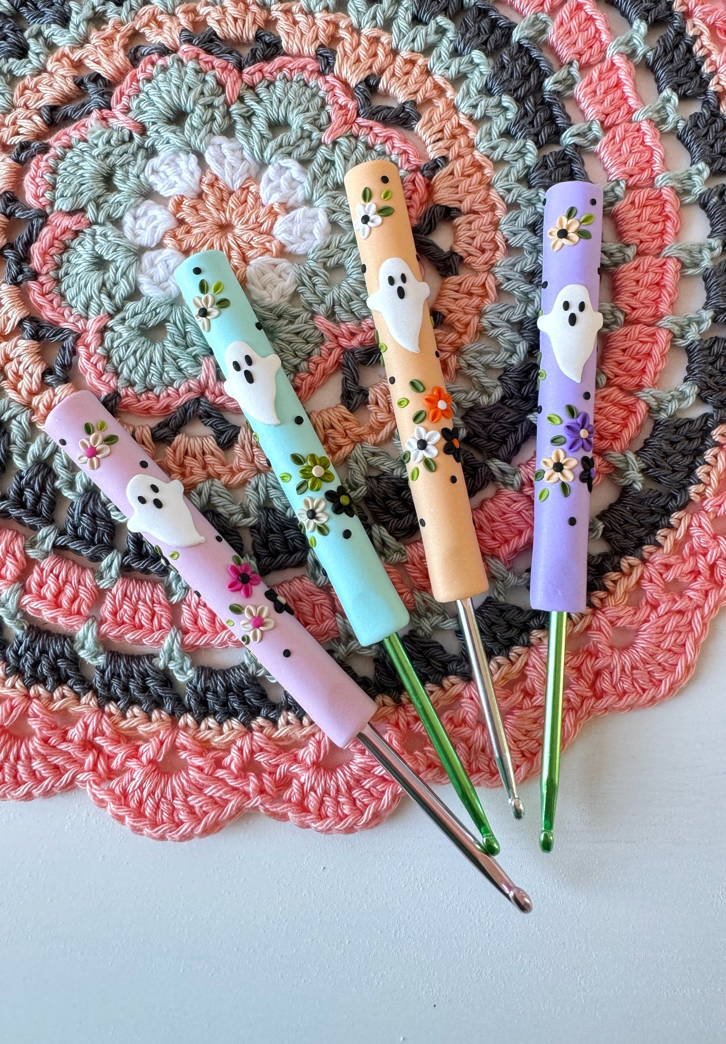 Kawaii Ghost Polymer Clay Crochet Hook, Ergonomic Pastel Halloween Crochet Hook