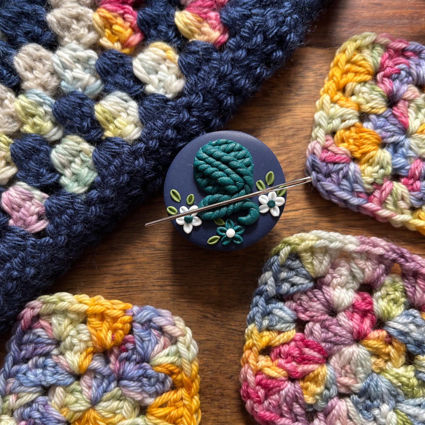 Glitter Green Yarn Ball Needle Minder