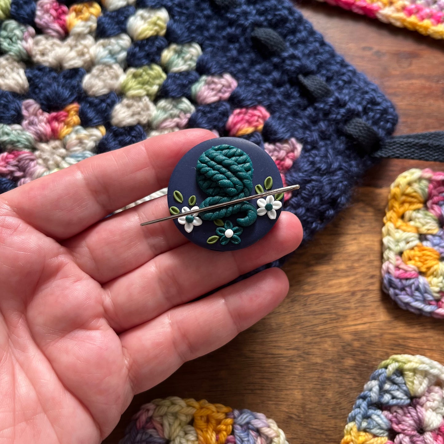 Glitter Green Yarn Ball Needle Minder