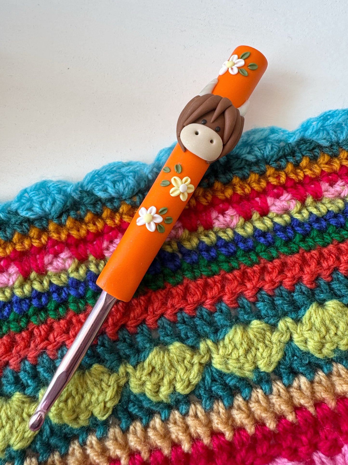 Rainbow Highland Cow Crochet Hook, Animal Polymer Clay Crochet Hook