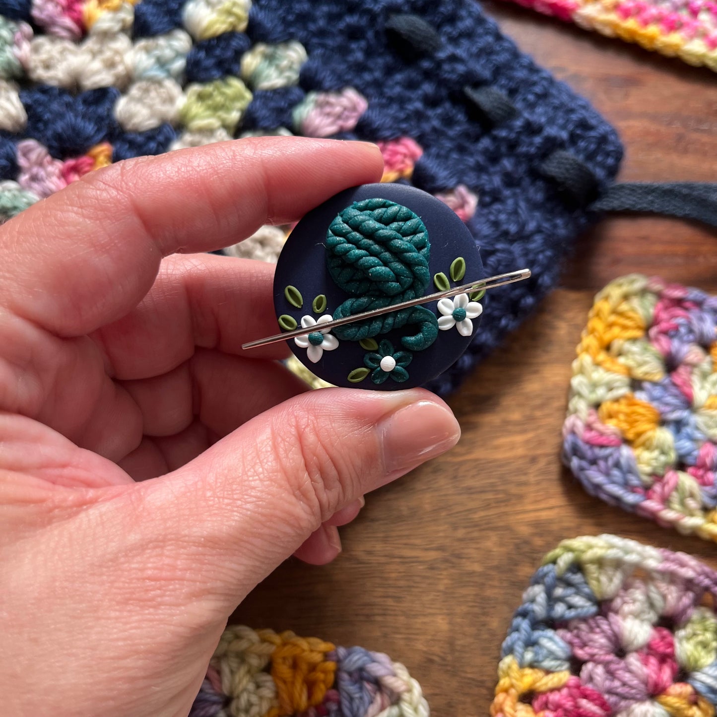 Glitter Green Yarn Ball Needle Minder