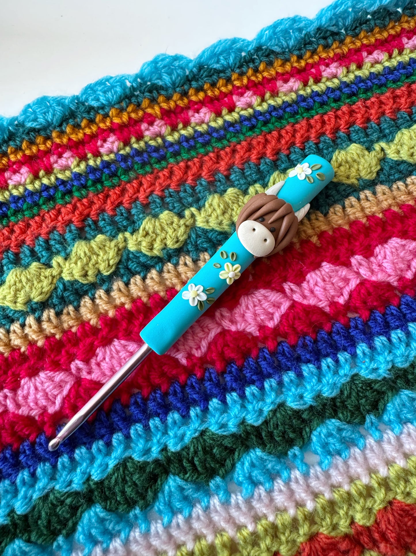 Rainbow Highland Cow Crochet Hook, Animal Polymer Clay Crochet Hook