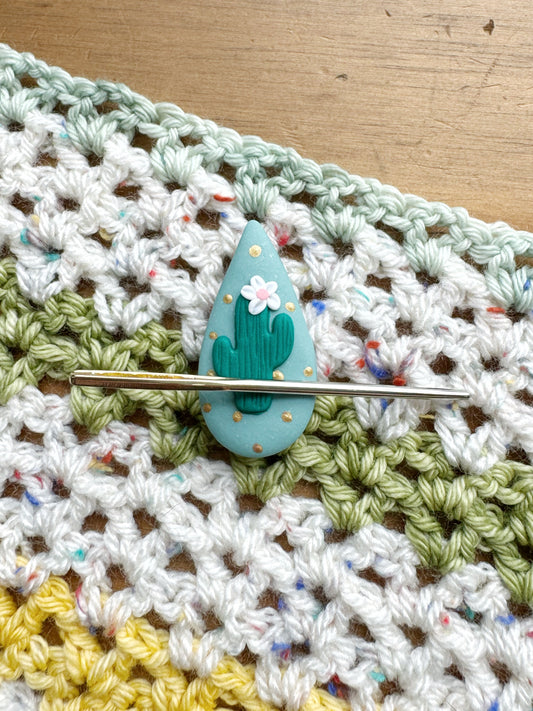 Cactus teardrop magnetic needle minder