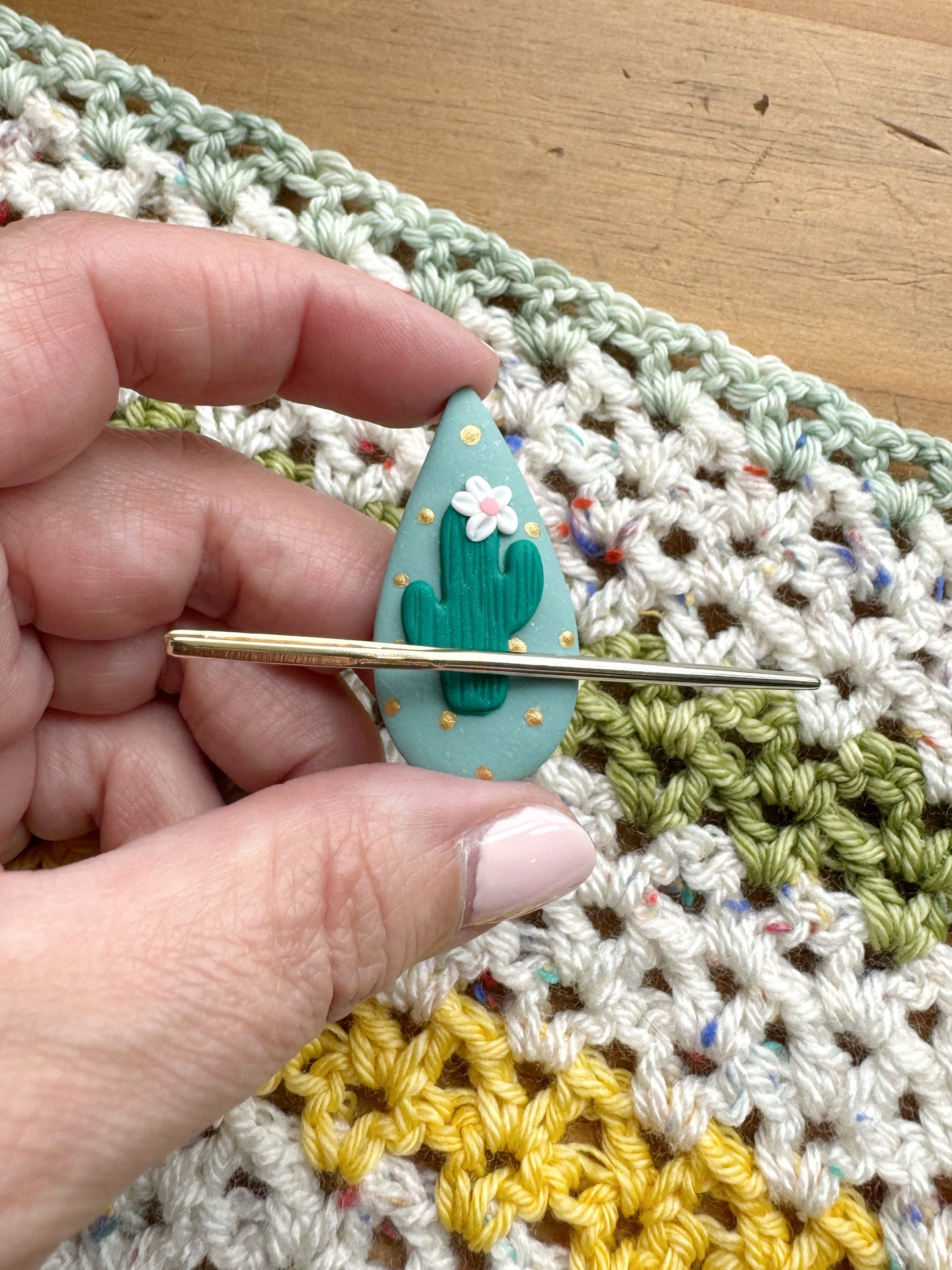 Cactus teardrop magnetic needle minder
