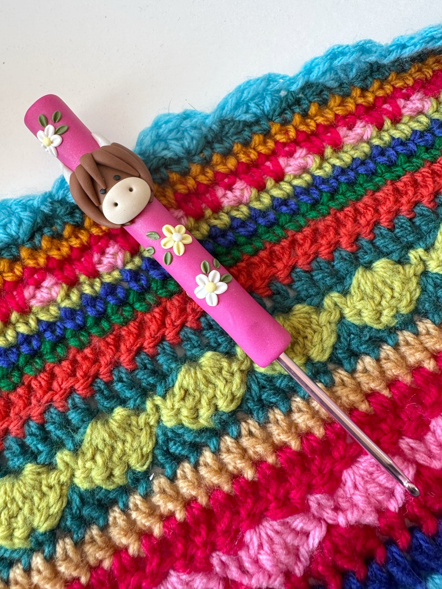 Rainbow Highland Cow Crochet Hook, Animal Polymer Clay Crochet Hook