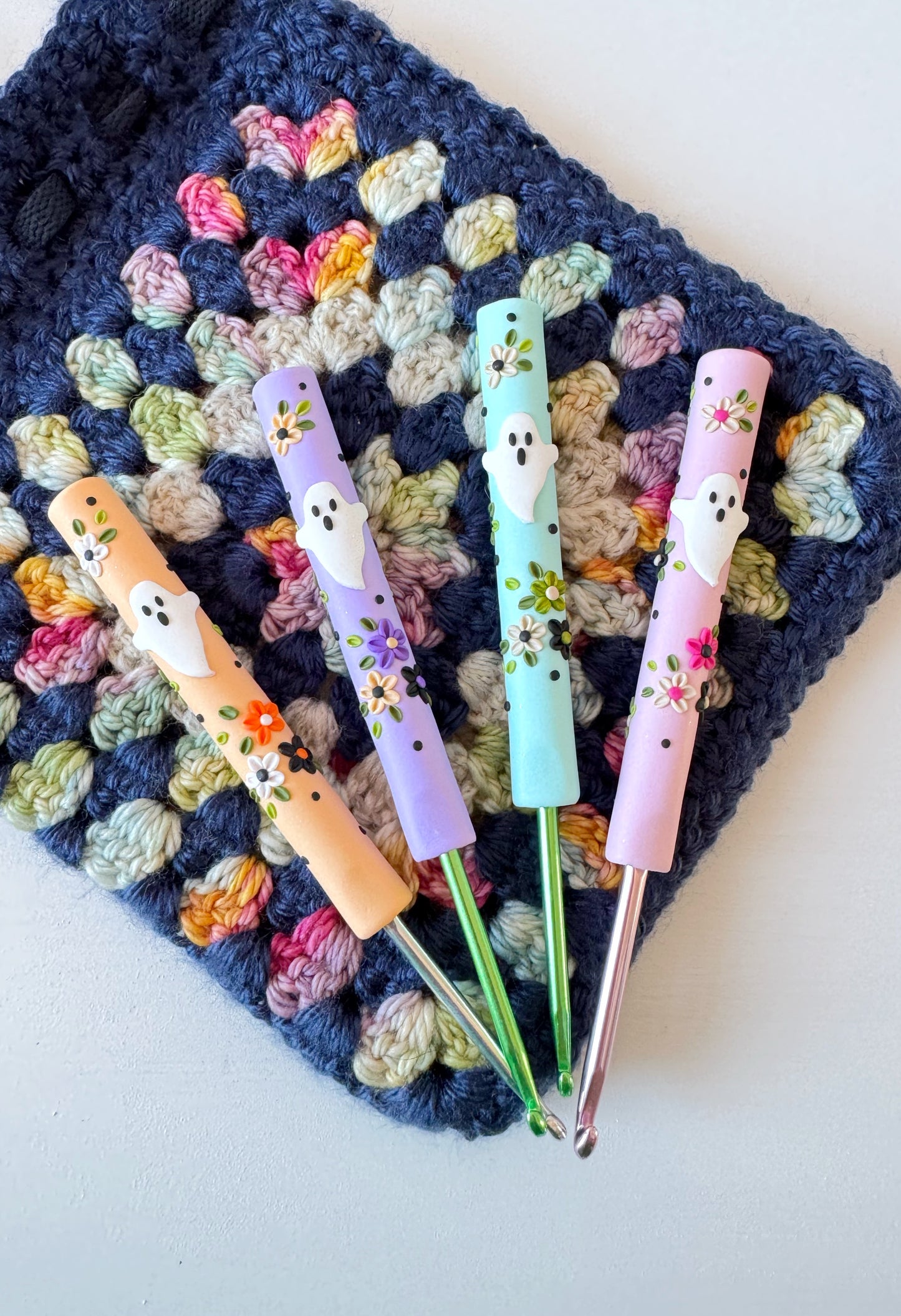Kawaii Ghost Polymer Clay Crochet Hook, Ergonomic Pastel Halloween Crochet Hook