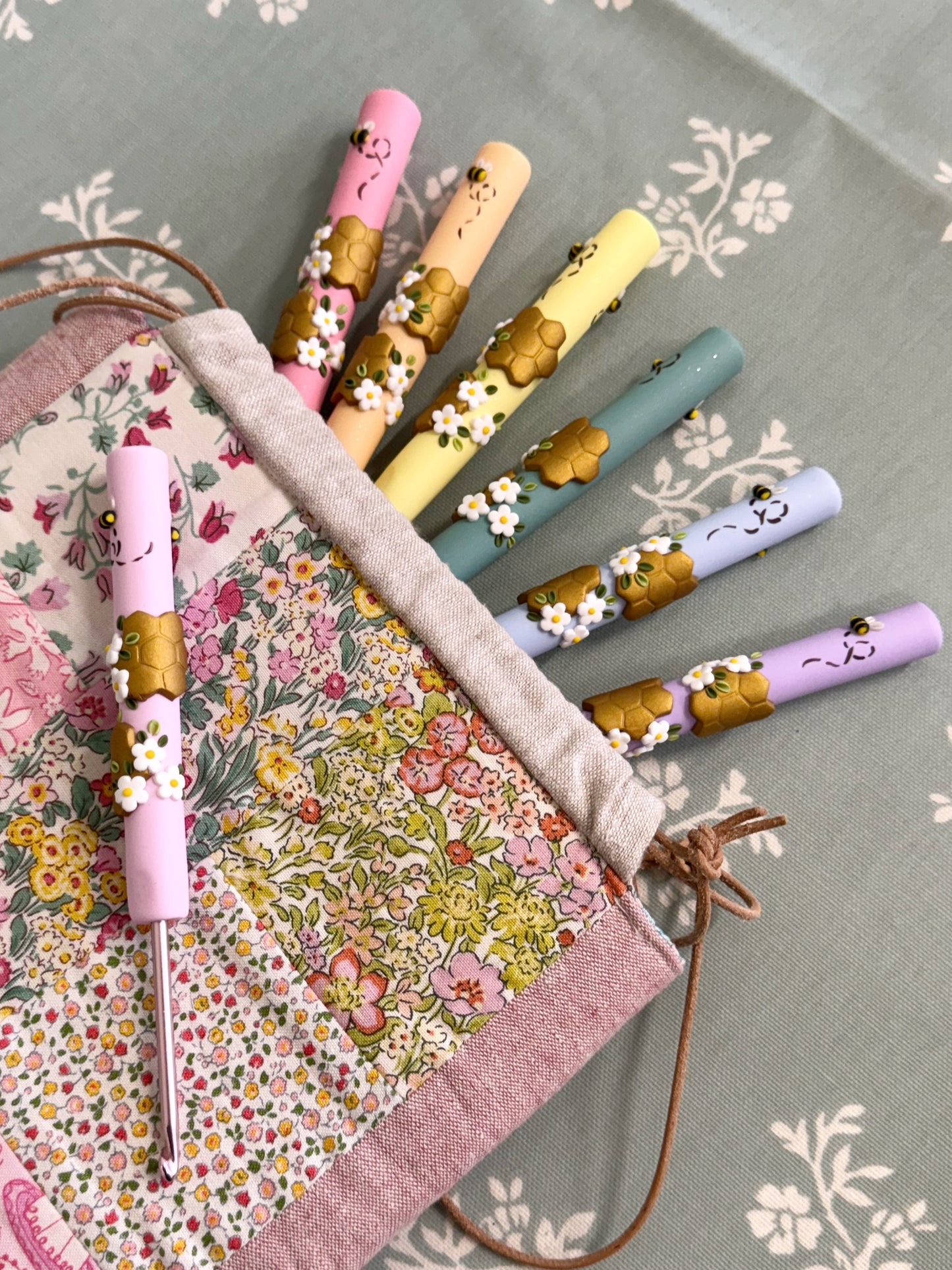 Homeycomb Bee Crochet Hook Set, Pastel Rainbow Polymer Clay Crochet Hook Set