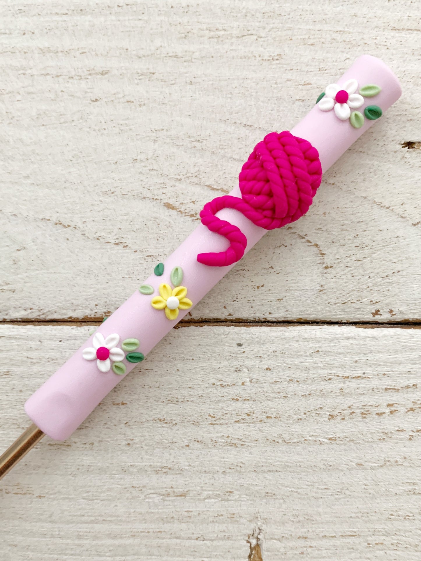 Pink yarn ball crochet hook, ergonomic crochet hook