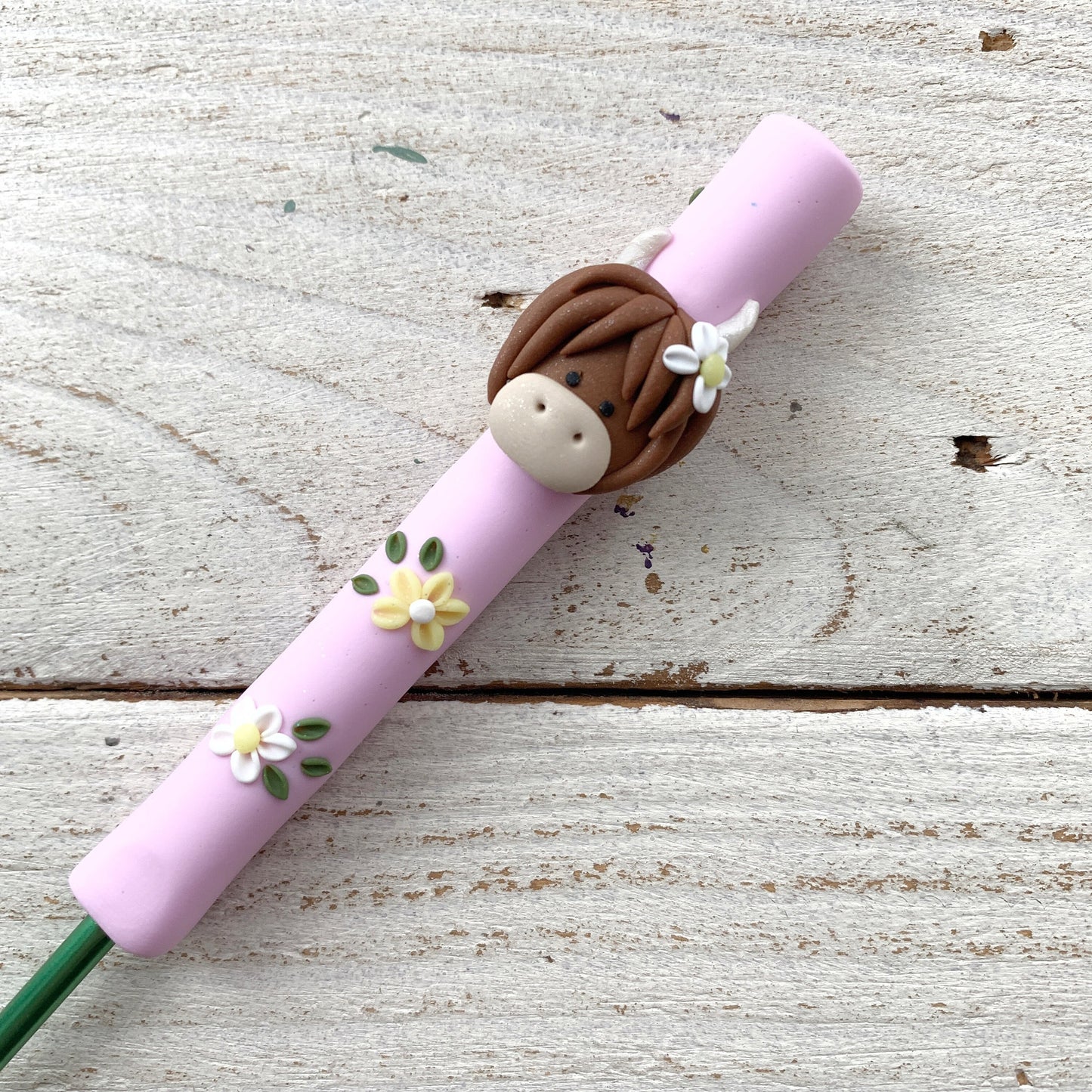 Pink Highland cow crochet hook, polymer clay hairy coo crochet hook, ergonomic hook, yarn gifts for a crocheter, crochet accessories