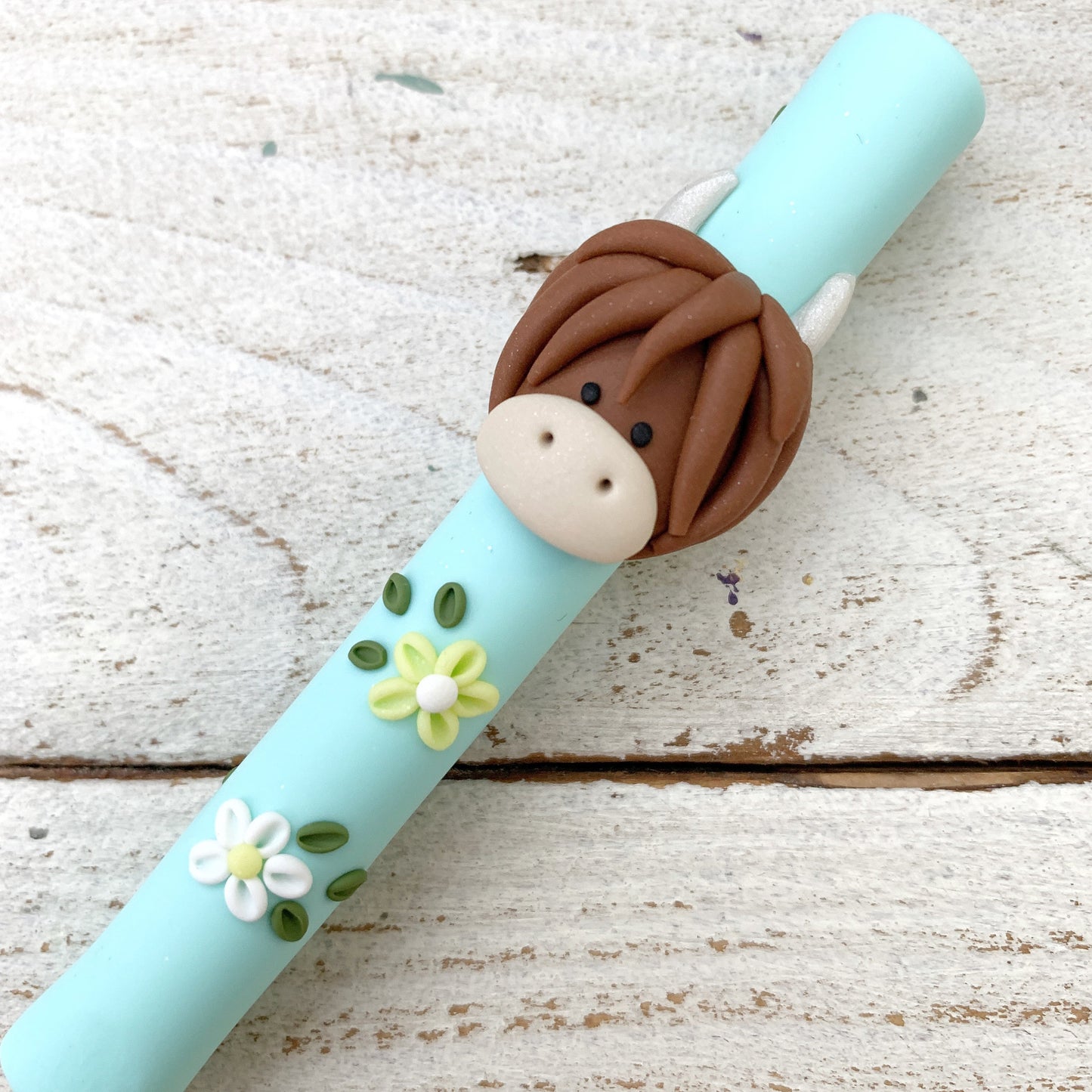 Mint Highland cow crochet hook, polymer clay hairy coo crochet hook, ergonomic hook, yarn gifts for a crocheter, crochet accessories