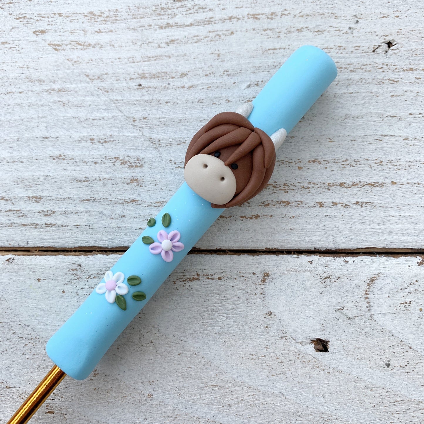 Pale blue Highland cow crochet hook, polymer clay hairy coo crochet hook, ergonomic hook, yarn gifts for a crocheter, crochet accessories