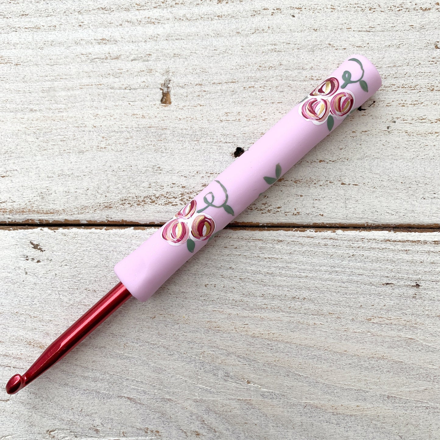 Pink vintage rose hand painted crochet hook, ergonomic crochet hook, crochet gifts, gift for her, craft supplies, vintage style roses
