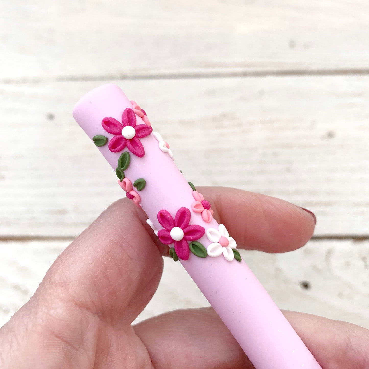 Pale pink flower appliqué crochet hook, handmade flower polymer clay crochet hook, crochet tools, gift for her, rainbow hooks