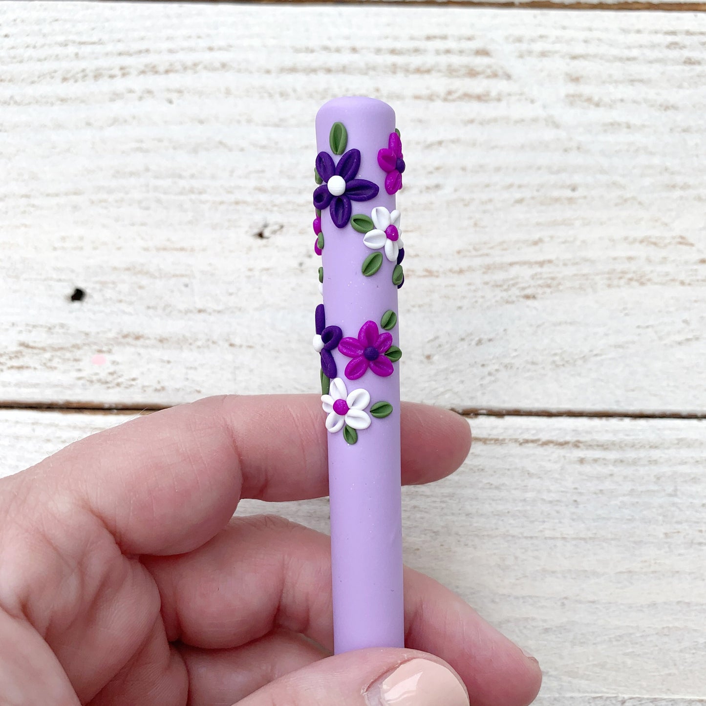 Purple flower appliqué crochet hook, handmade flower polymer clay crochet hook, crochet tools, gift for her, rainbow hooks