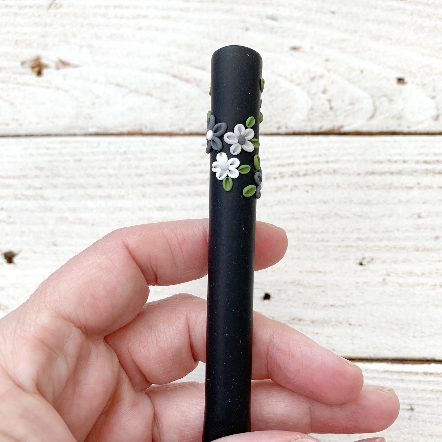Black flower appliqué crochet hook, handmade flower polymer clay crochet hook, crochet tools, gift for her, grey flowers
