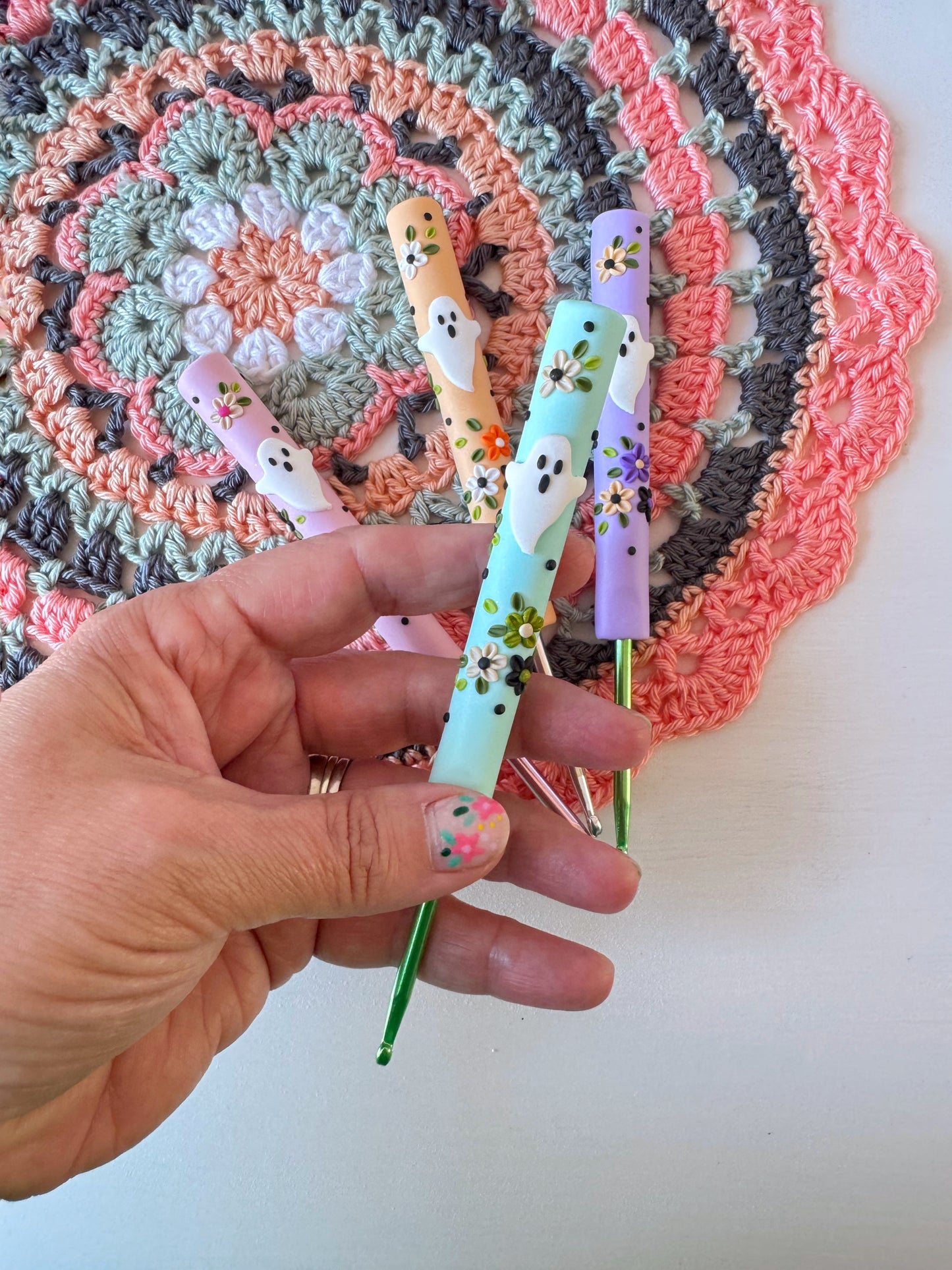 Kawaii Ghost Polymer Clay Crochet Hook, Ergonomic Pastel Halloween Crochet Hook