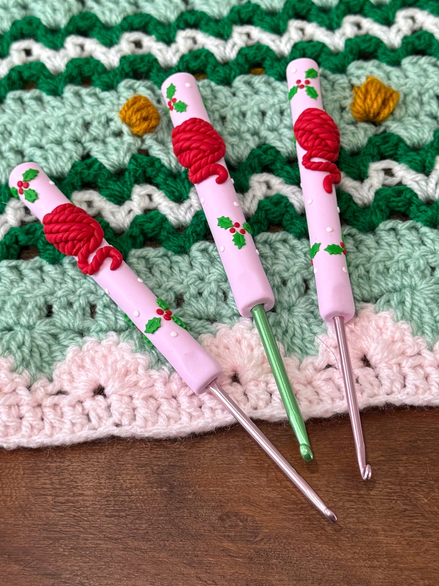 Festive Yarn Ball Crochet Hook, Holly Berries Ergonomic Christmas Crochet hook