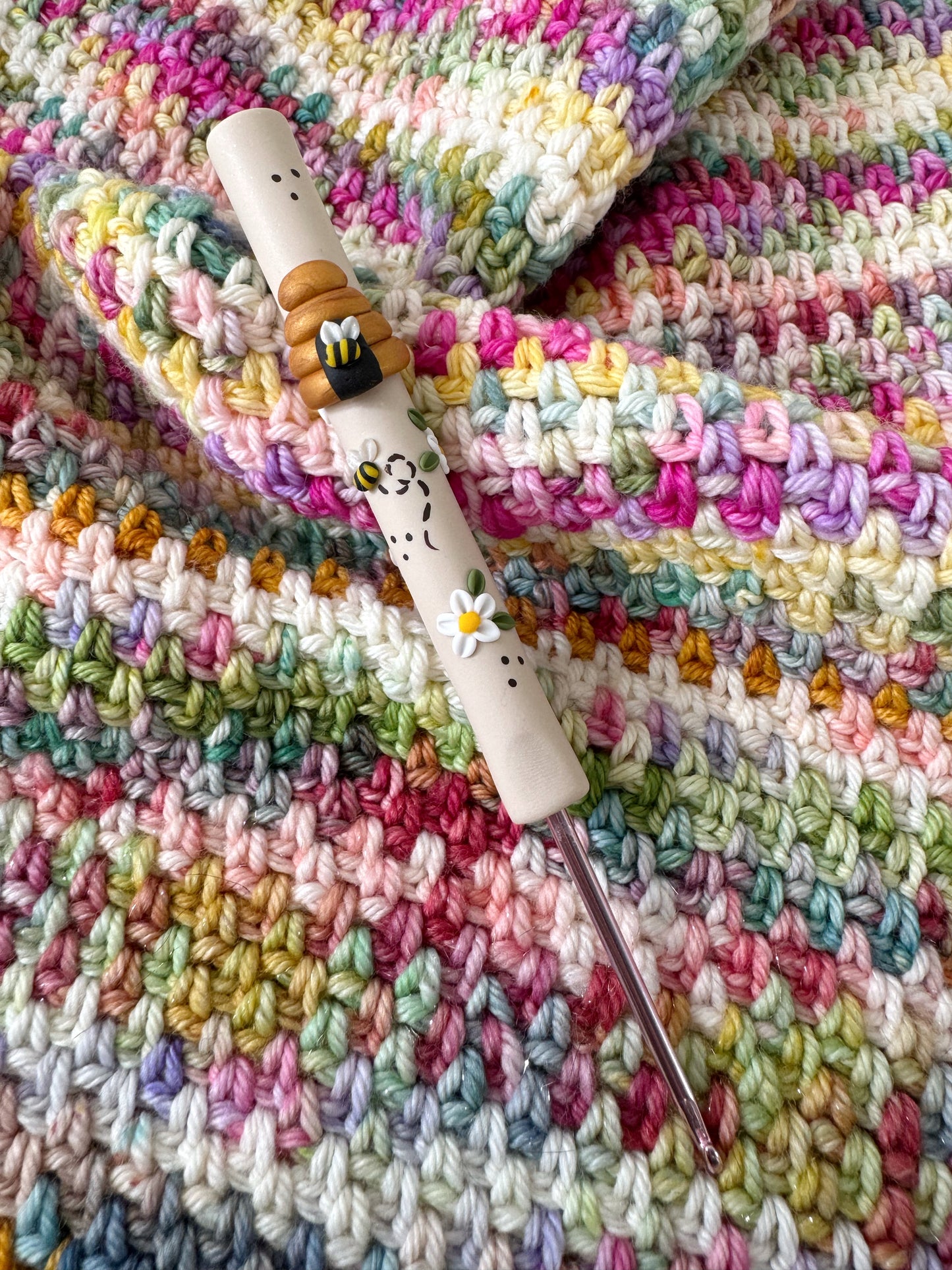 Beehive crochet hook, polymer clay bumble bee crochet hooks