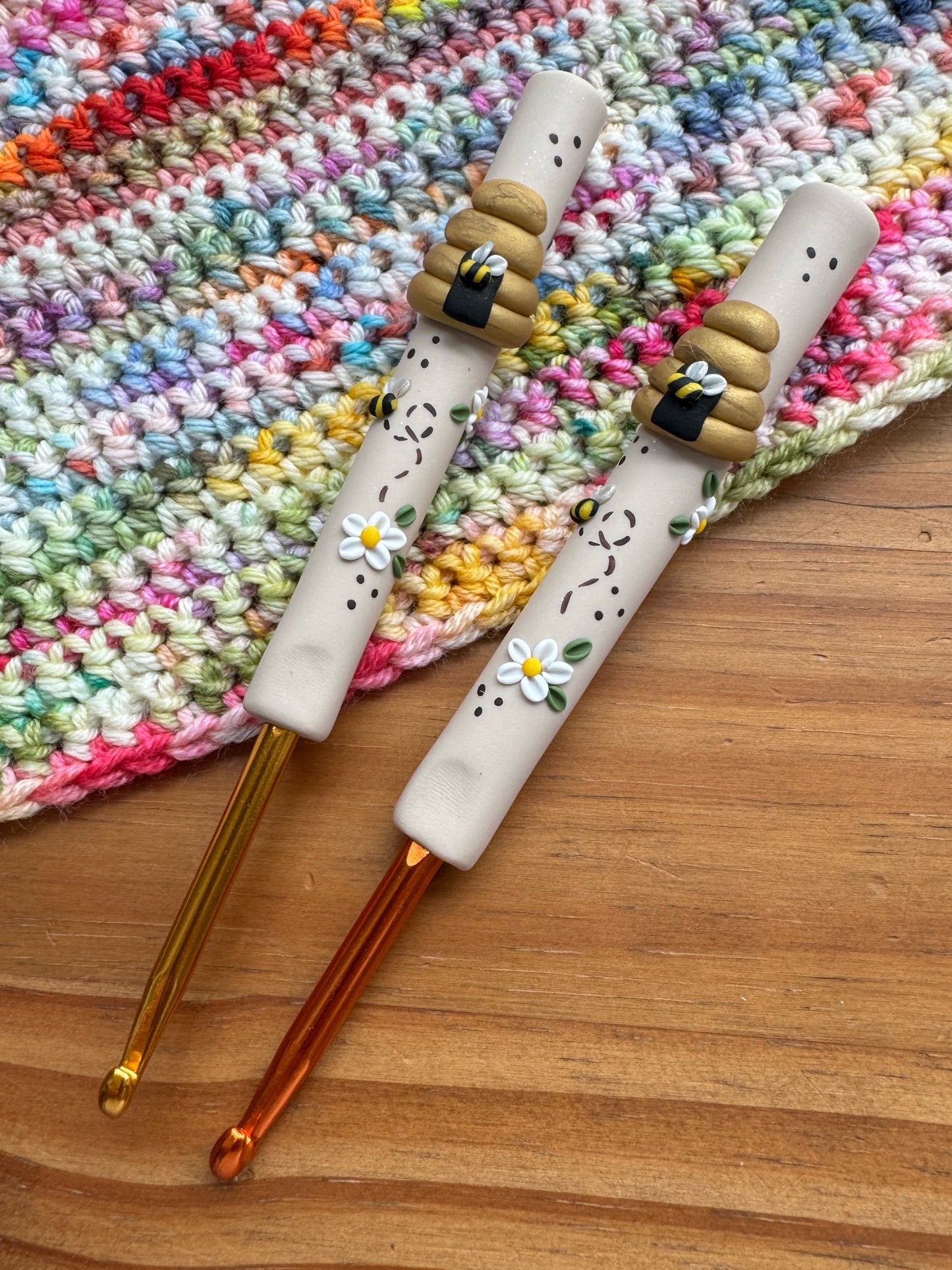 Beehive crochet hook, polymer clay bumble bee crochet hooks