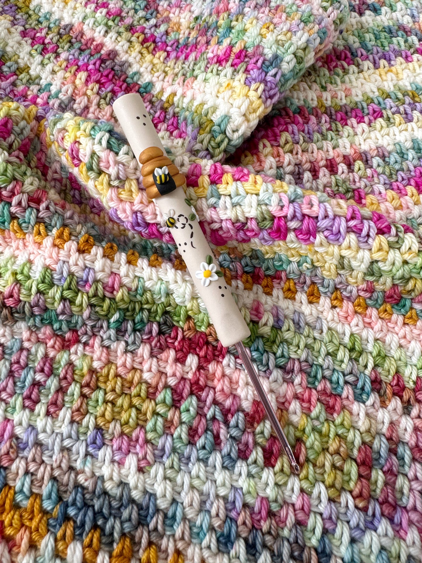 Beehive crochet hook, polymer clay bumble bee crochet hooks