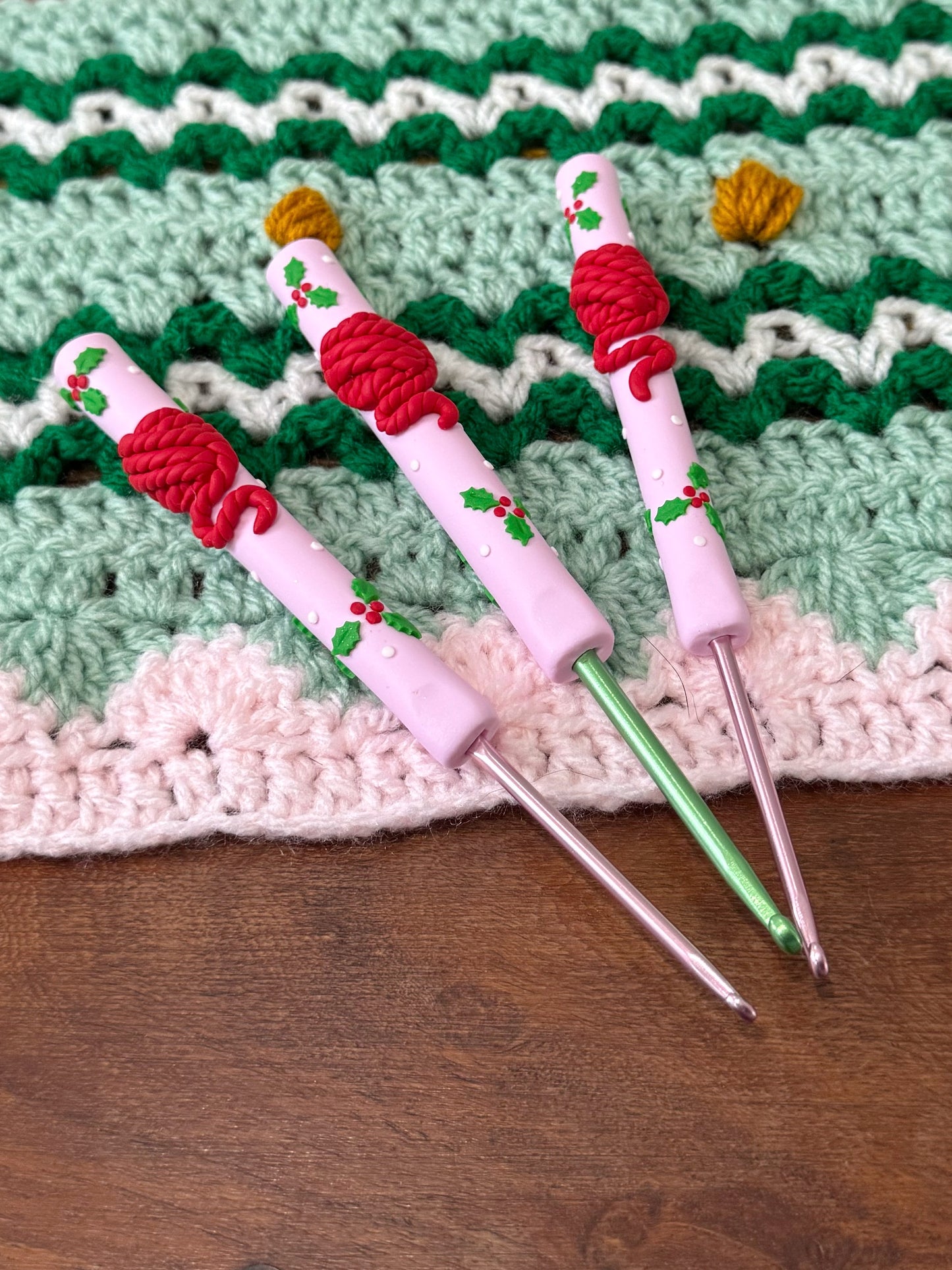 Festive Yarn Ball Crochet Hook, Holly Berries Ergonomic Christmas Crochet hook