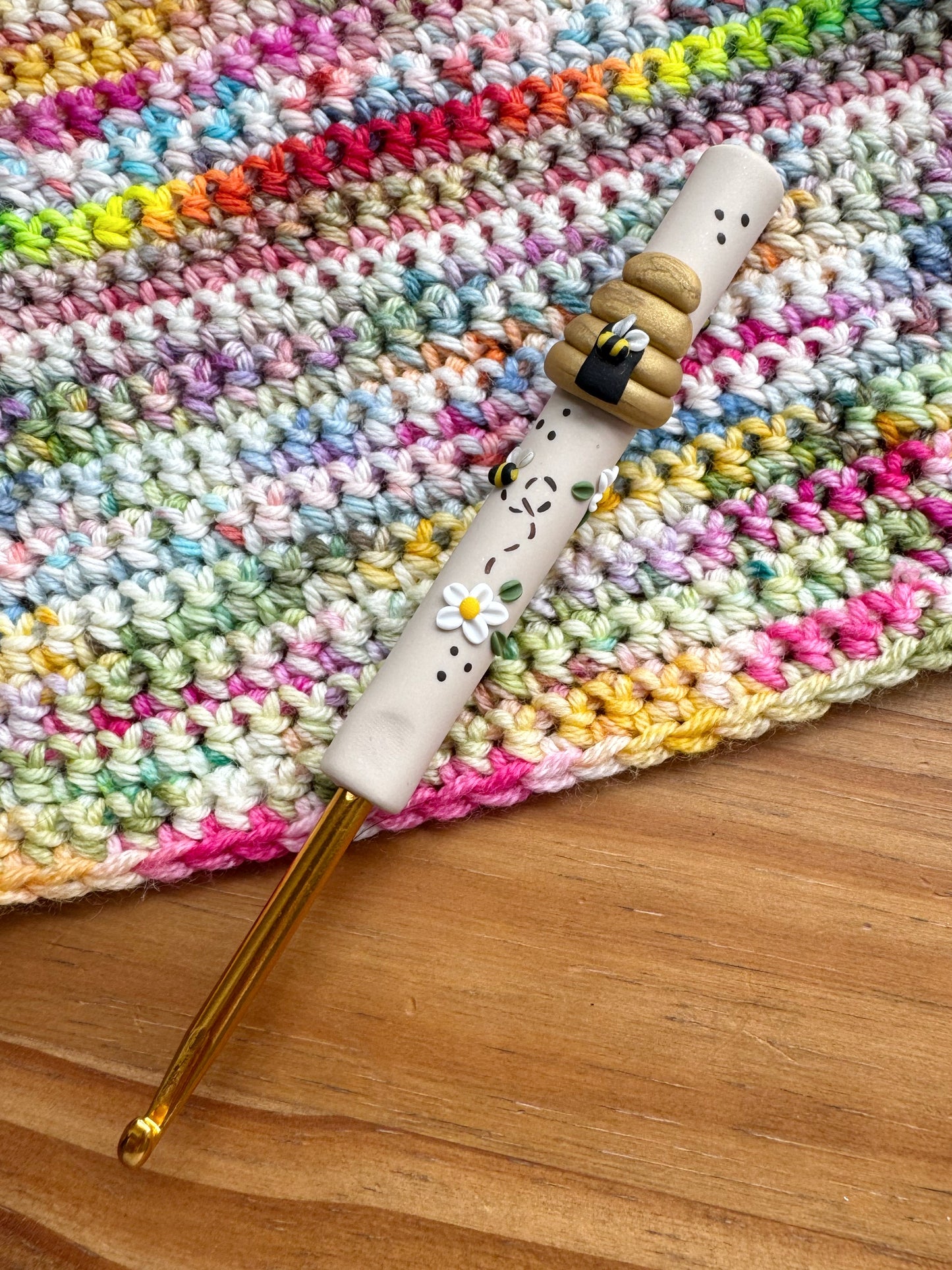 Beehive crochet hook, polymer clay bumble bee crochet hooks