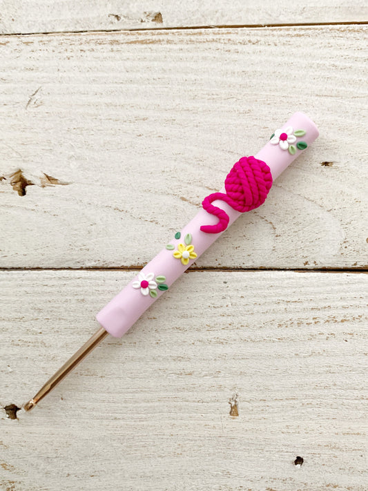 Pink yarn ball crochet hook, ergonomic crochet hook