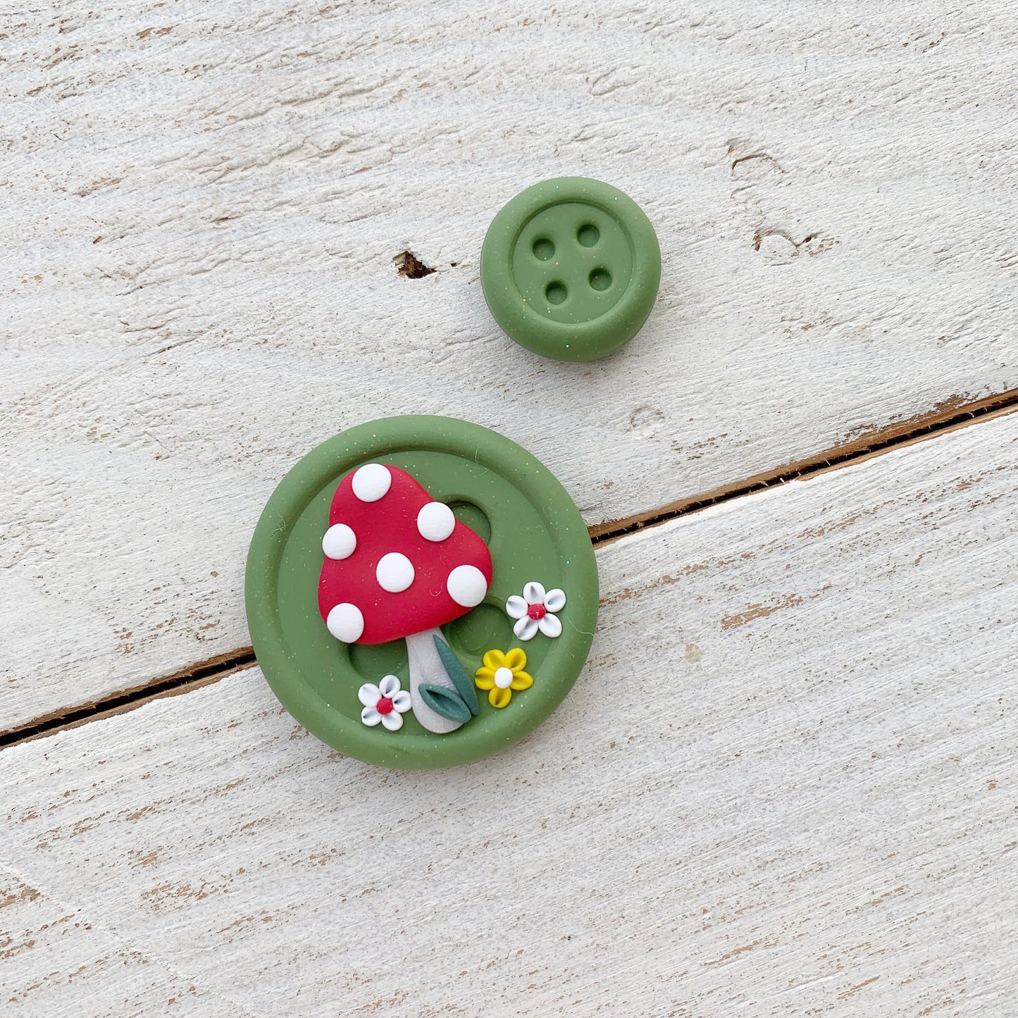 Green mushroom magnetic needle minder