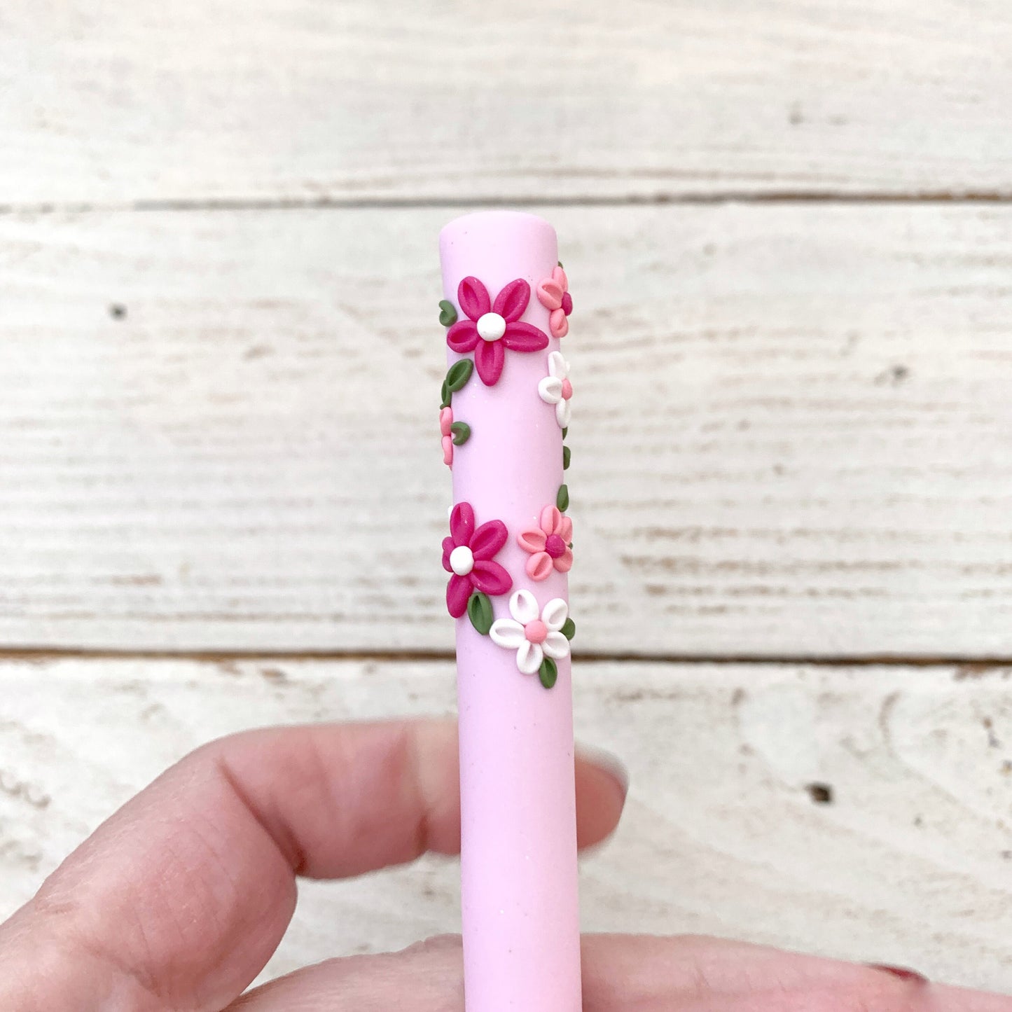 Pale pink flower appliqué crochet hook, handmade flower polymer clay crochet hook, crochet tools, gift for her, rainbow hooks