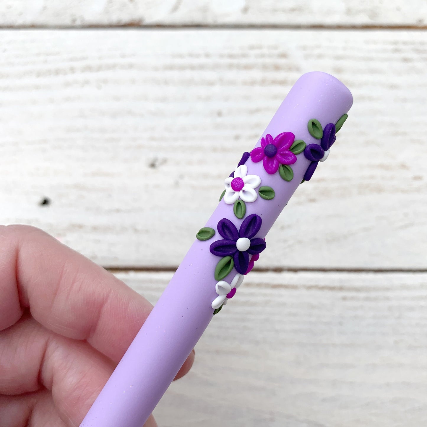 Purple flower appliqué crochet hook, handmade flower polymer clay crochet hook, crochet tools, gift for her, rainbow hooks